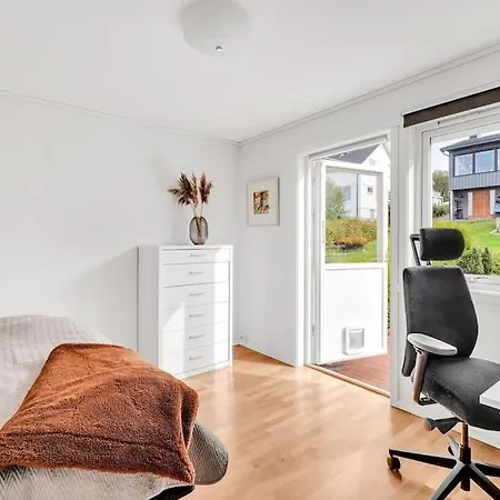 Moderne Sentralt Hjem Тромсё